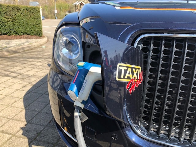 Taxizentrale Karlsruhe | Taxi-Holl setzt auf umweltfreundliche Hybrid-Taxis und Elektro-Taxis